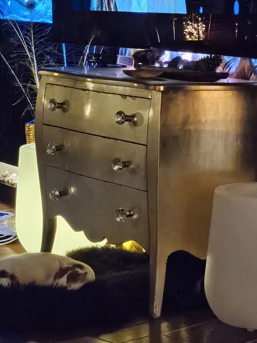 Маса за хранене.Шкаф,скрин,нощни шкафчета. Дизайнерска!