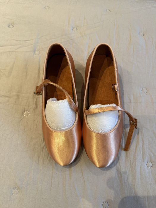 Продавам детски обувки за спортни танци