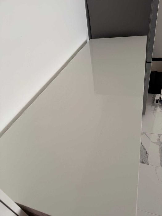Vând pult/masă + 2 scaune bar
