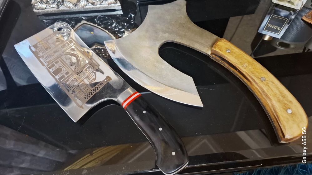 Новые кухонные ножи и топорик.
Новые кухонные ножи и топорик — не испо