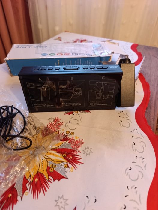 Ceas cu proiecție pe perete și tavan