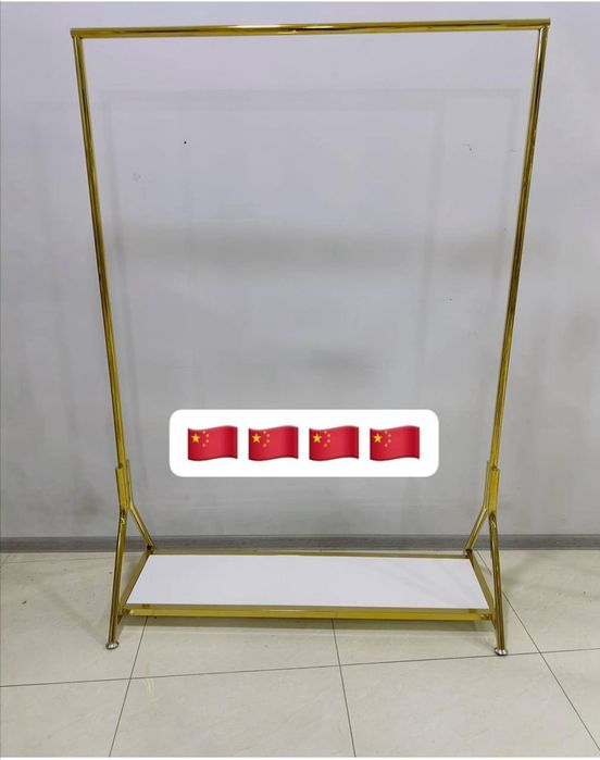 Золотистая вешилка с подставкой