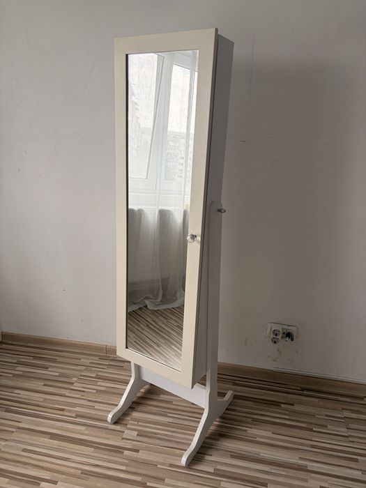 Vand dulap cu oglinda pentru bijuterii, bijuteriile si accesoriile sunt gratis
