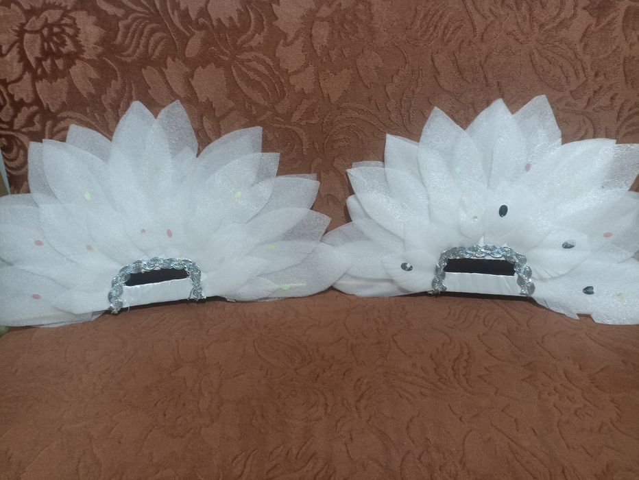 Белое базовое платье с веерами