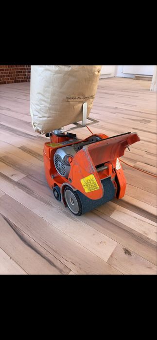 Inchiriez masina de raschetat parchet