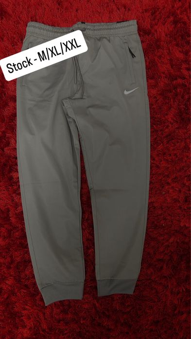 Vand Pantaloni Nike