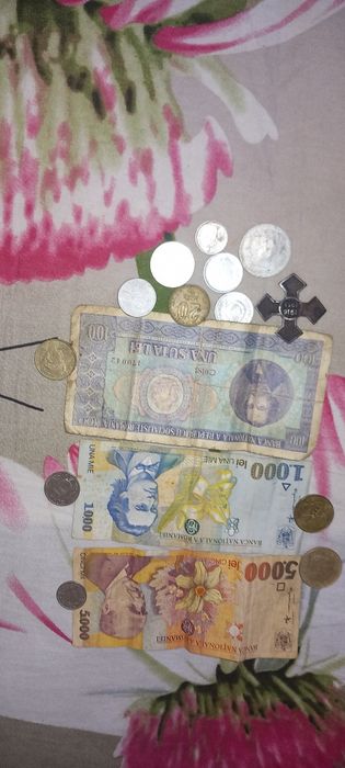 Vînd monede și bancnote de colecție,
