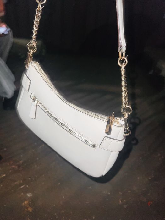 Продавам чанта на guess