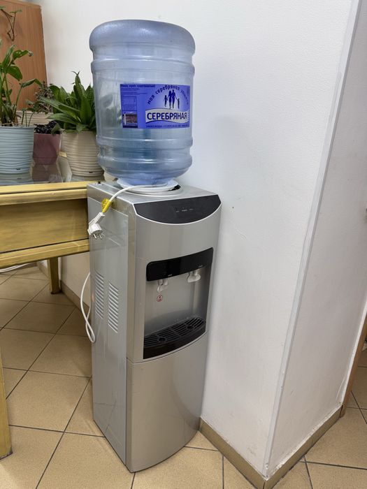 Куллер для воды в хорошем состаяни