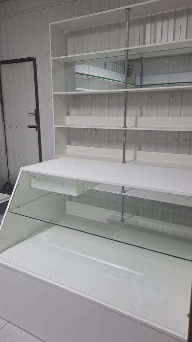 Срочно продам витрину, полку