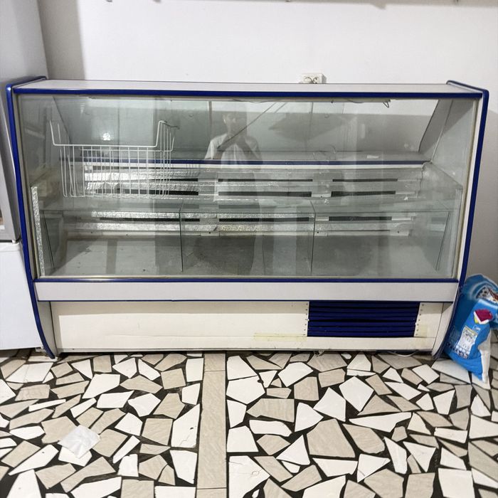 Продам витрину холодильник