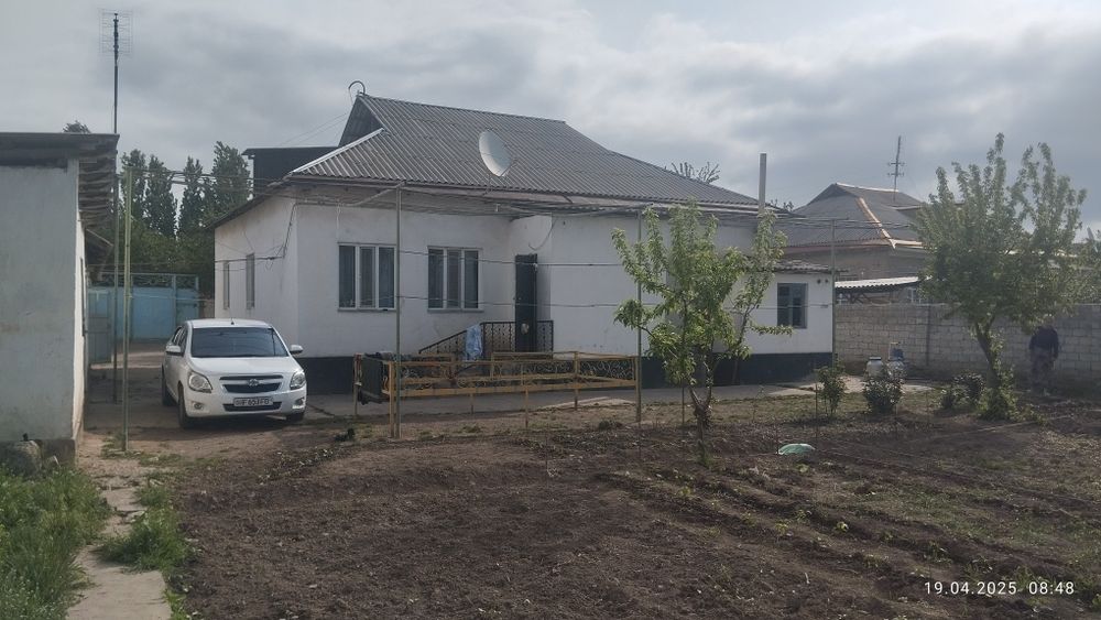 Bóstonliq tumani Yangi ovul mahallasida Charvoq yóli tomonda uy sotila