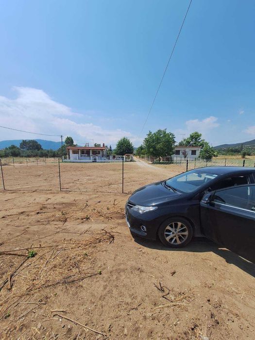 Продава се парцел 800 м2 до центъра в Неа Врасна, Гърция