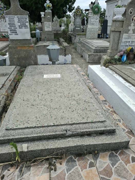 Vând loc de veci
