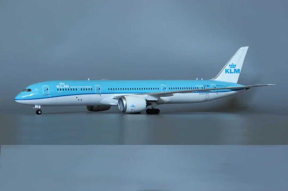 Модель самолёта Boeing 787-900