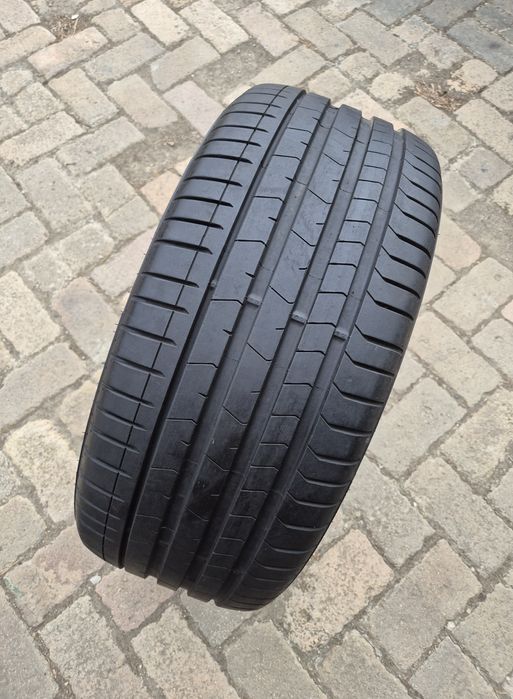O bucată 275/35 R22 vară - una Pirelli