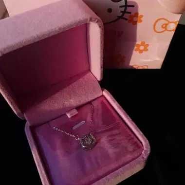 Колье с подвеской в подарочной упаковке