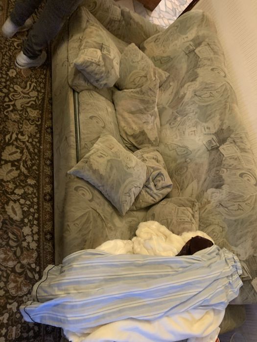 Малък диван с два фотьойла и табуретка