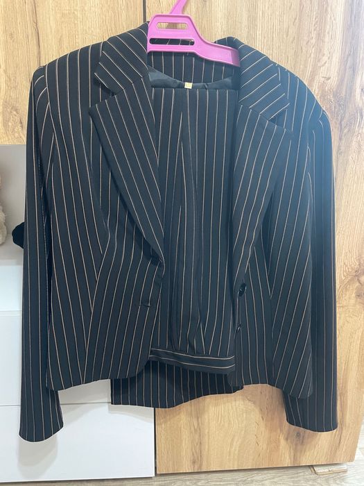 Официален костюм