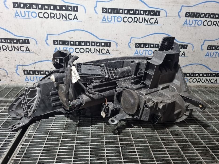 Far Dreapta Renault Kadjar 2015 - 2018 SUV 4 Usi (1310) Cu lupă