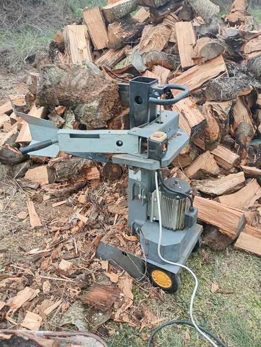 Машина за цепене на дърва