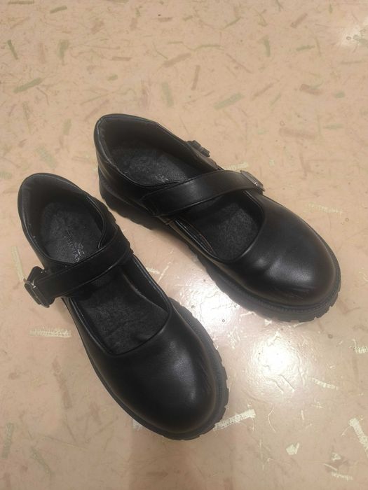 Продам школьные туфли