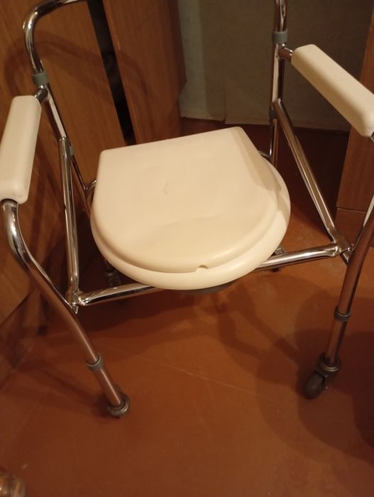 Продам кресло коляску, туалет