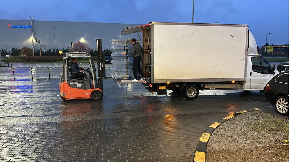 Предлагаме товарни буса под наем с падащ борд