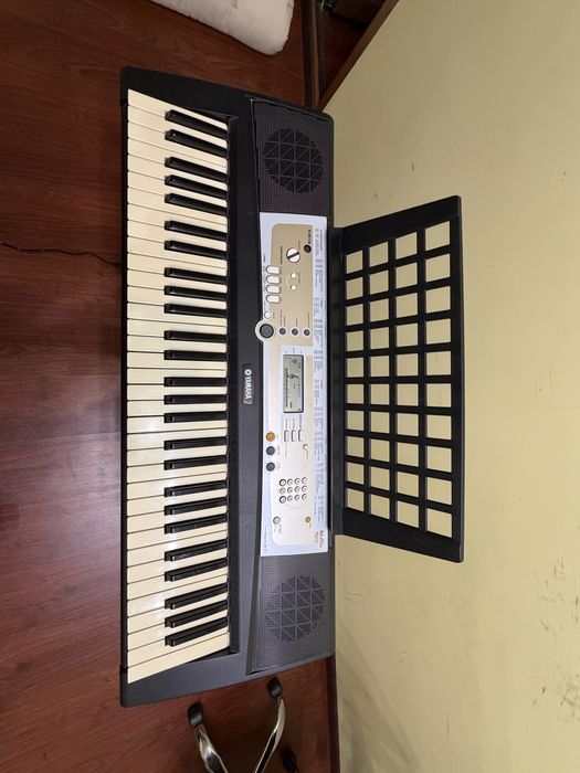 синтезатор YAMAHA PSR-R200