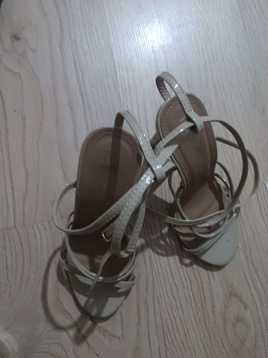 Бежови Сандали на ток