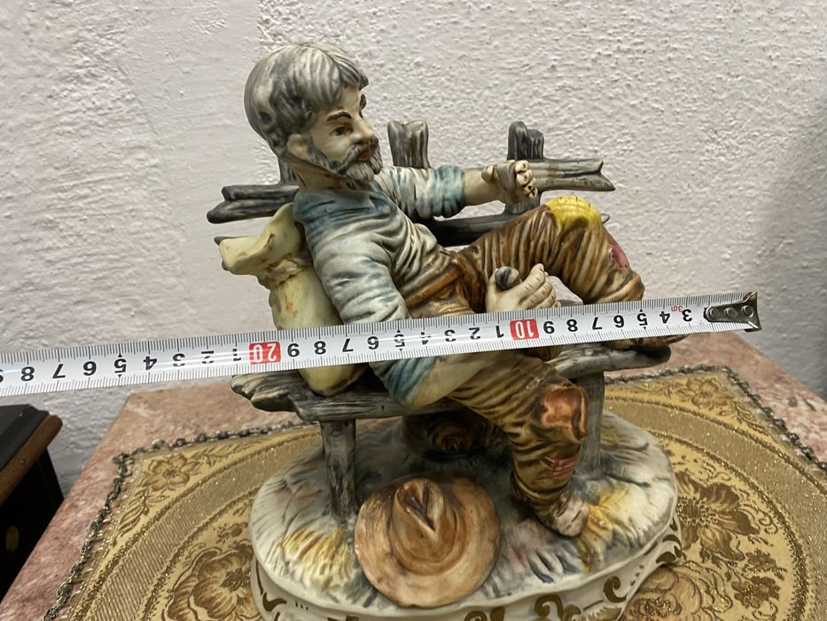 Стара италианска фигура от порцелан каподимонте