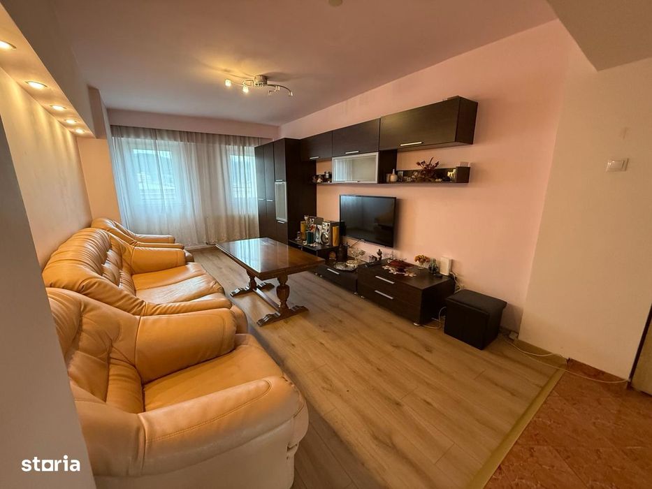 Bld. Traian zona Unicredit – Ap. 4 camere, et. intermediar