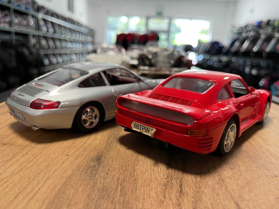 Метална колекционерска количка модел PORSCHE 911и 959 мащаб 1:24