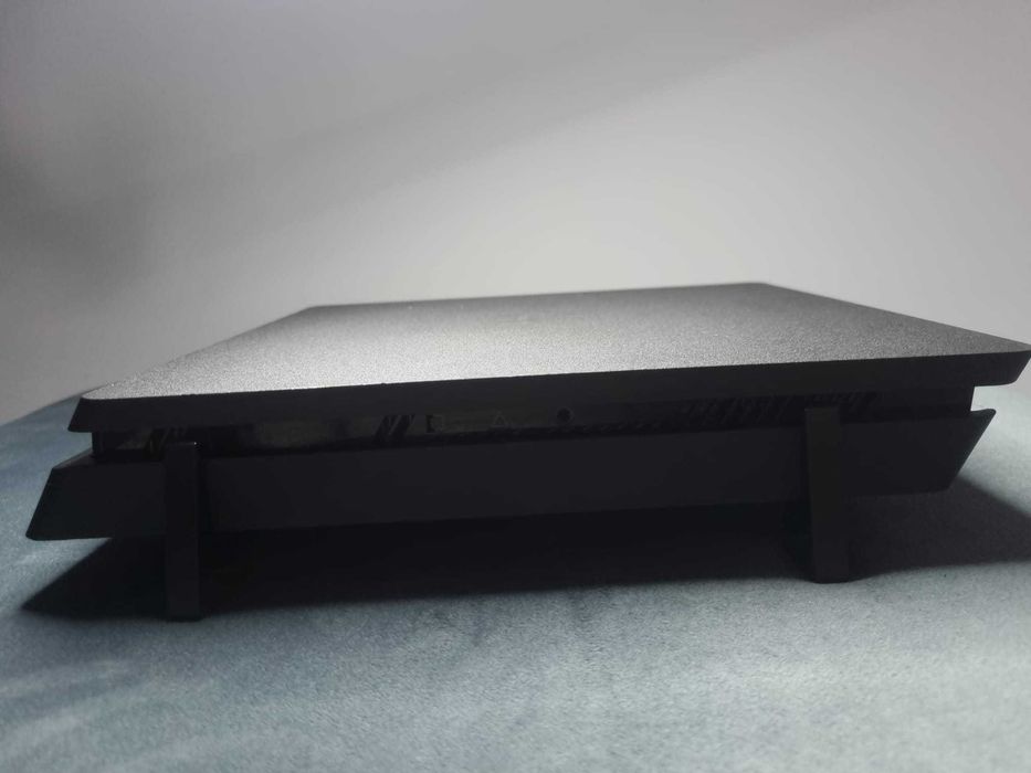 Ofer spre vanzare acest Playstation 4 Slim