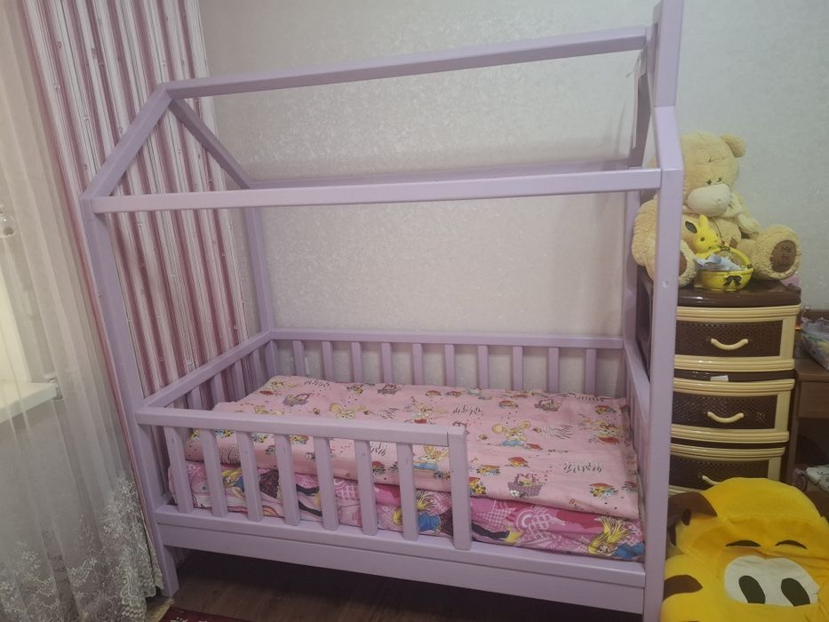 Продам детскую кровать для девочки домик
