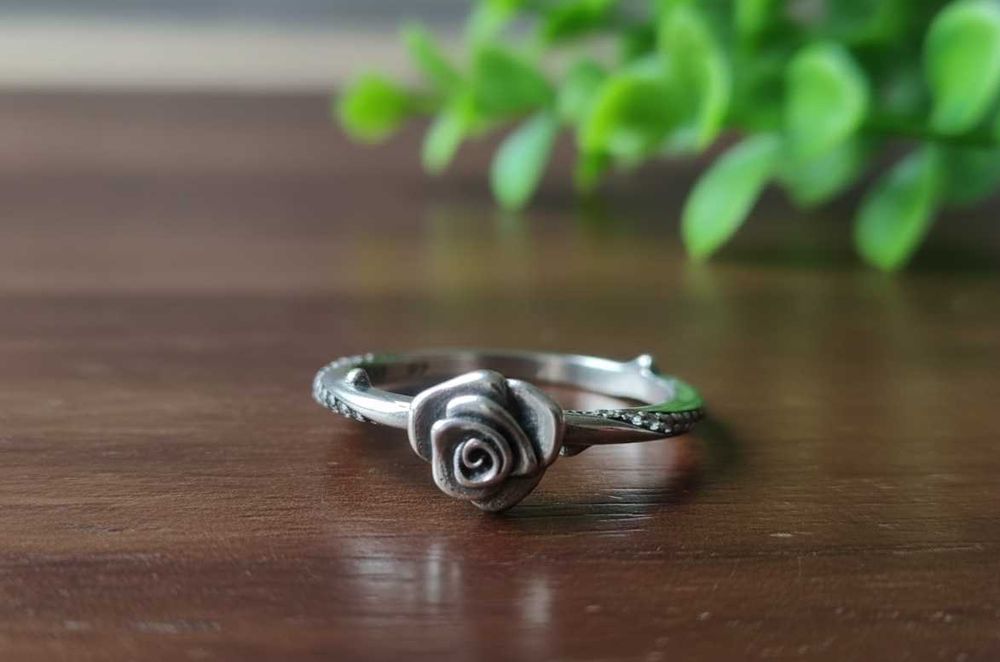 Сребърен пръстен „Нежна роза“ със сияйни кристали