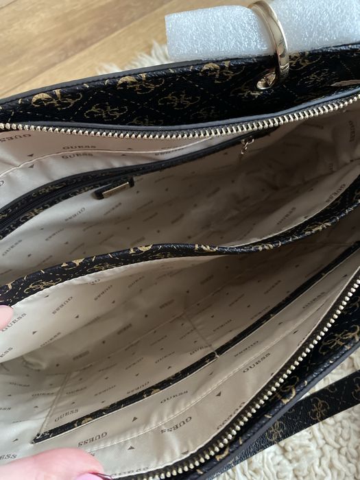 Дамска чанта Guess