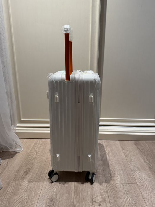 Шикарный новый чемодан