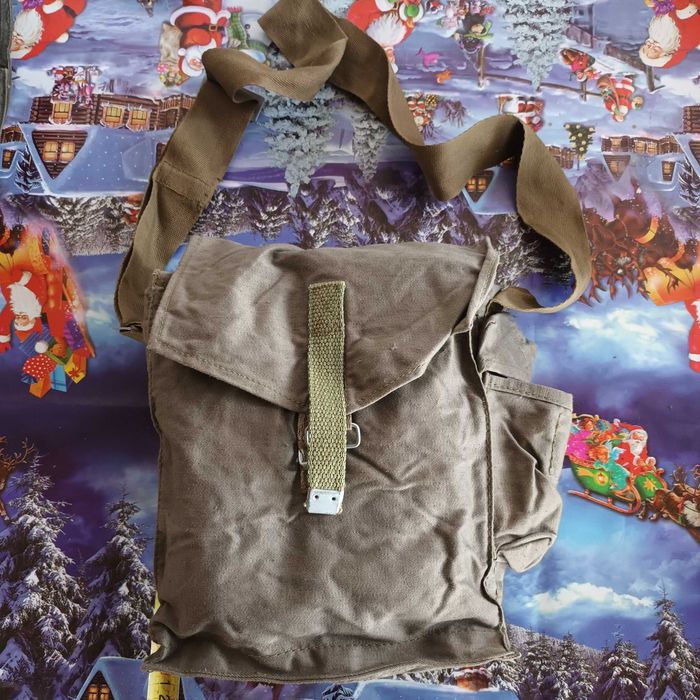 Genti militare pentru masti de gaze, mai multe modele diferite.