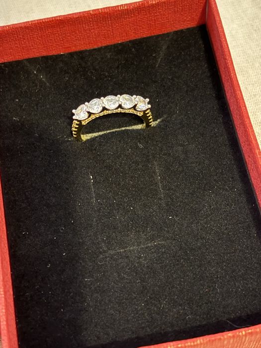 Спешно  Продавам Сребърен пръстен в жълт цвят с пет камъка