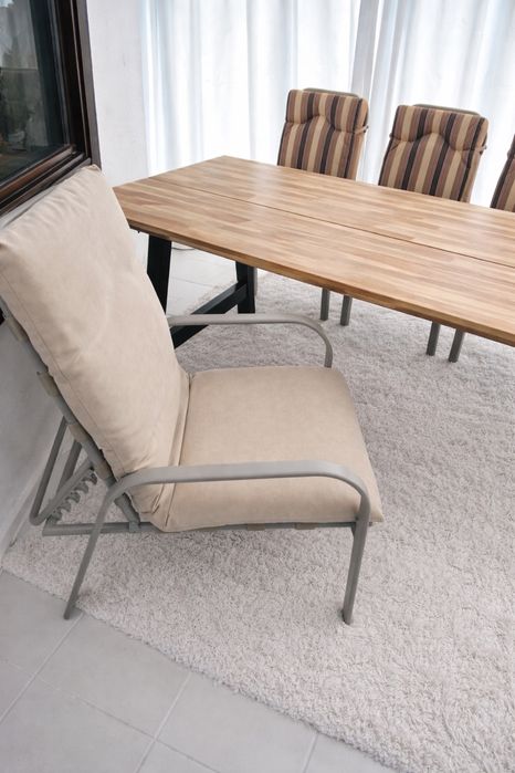 Vand masa lemn plus 8 scaune terasa si 4 tabureti