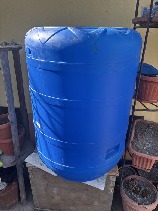 Butoi 200 l plastic cu capac pe filet