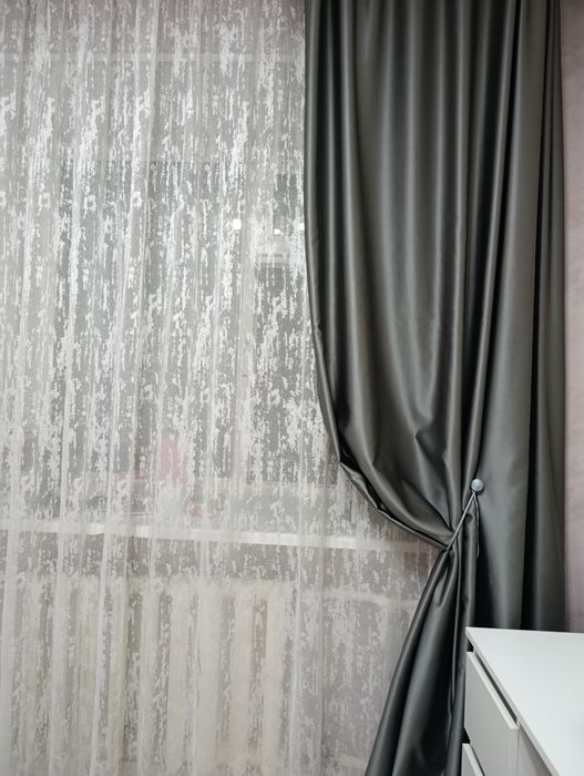 Продам в комплекте штор две штуки+тюль