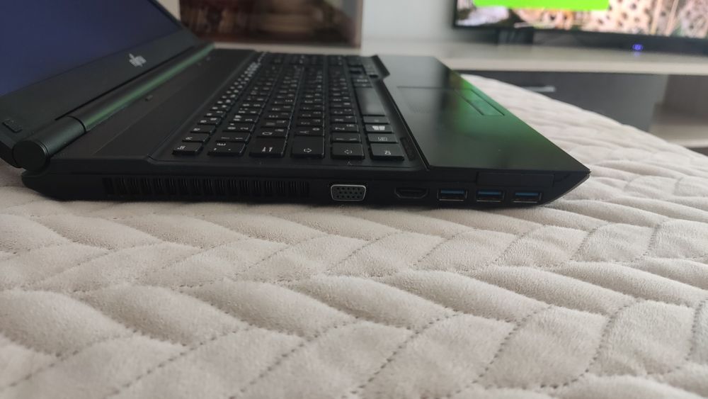 Продам Fujitsu AH 532