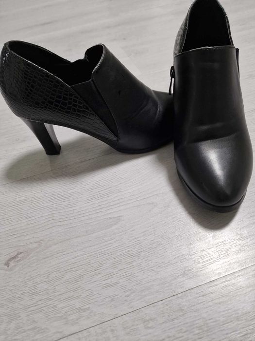 Дамски елегантни боти със среден ток