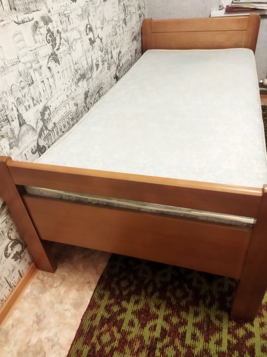 Кровать деревянная.