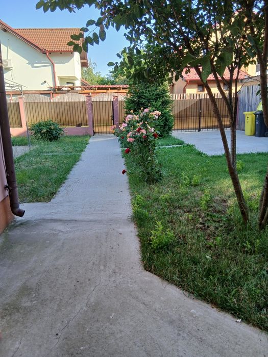 De închiriat.Casa cu etaj Sanpetru,3 camere.