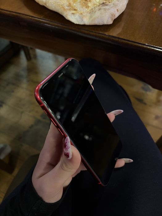 iphone 11 червен