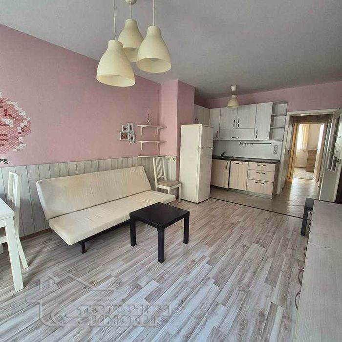 Двустаен, тухлен, с гараж в Дружба-2