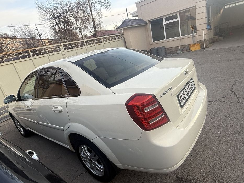 Lasitti 2010 yil qaymoq rang